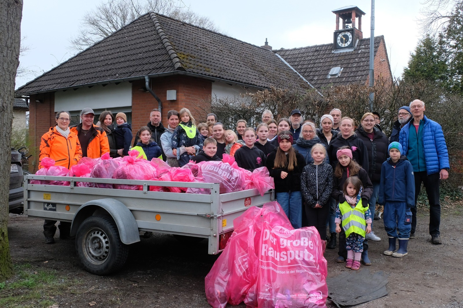 Helferinnen und Helfer der Aktion Saubere Feldmark in Gailhof